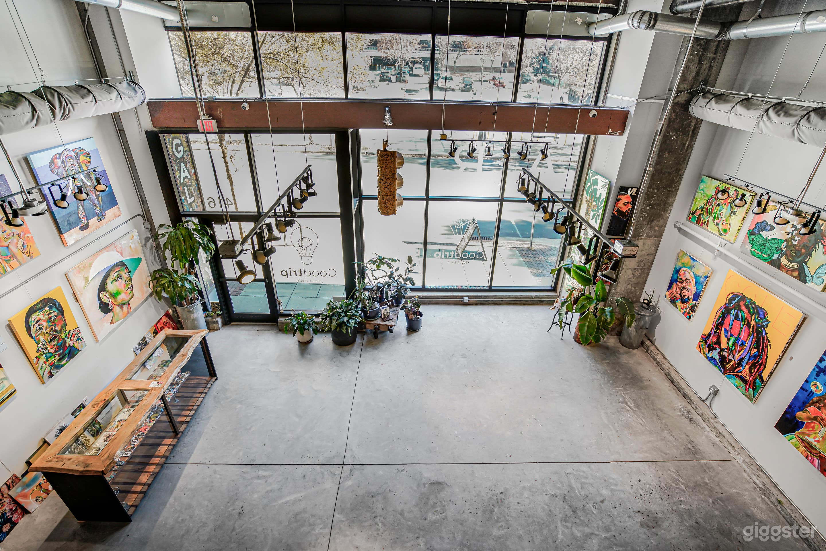 Artsy Downtown Art Studio Photo 4