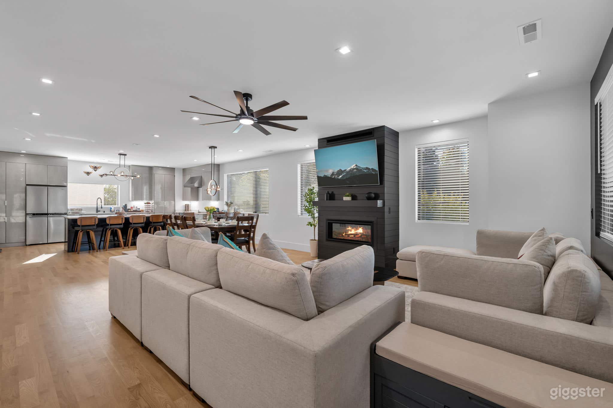 Modern Luxury 7BR Home with Open Concept Layout in Raleigh Photo 4