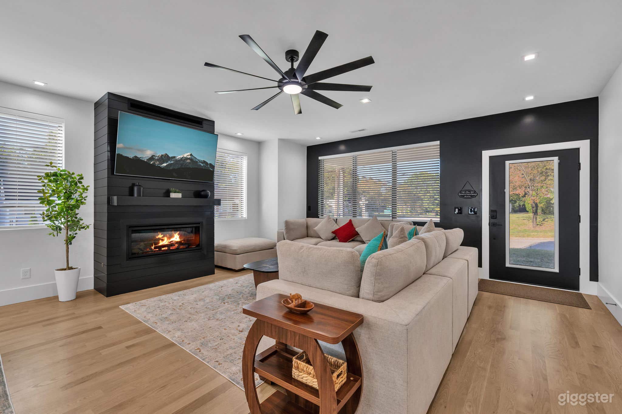 Modern Luxury 7BR Home with Open Concept Layout in Raleigh Photo 2