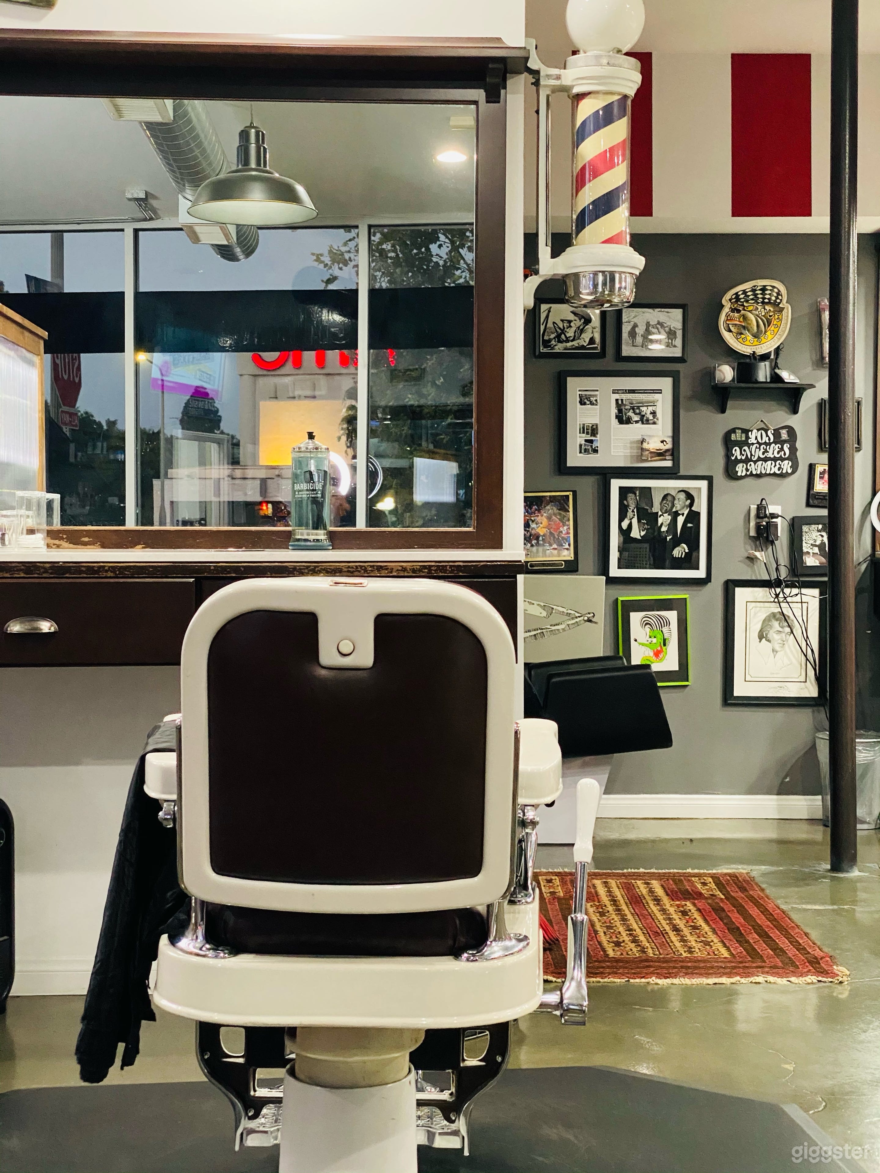 Vintage leather couch 1940s cigar atmosphere Photo 1