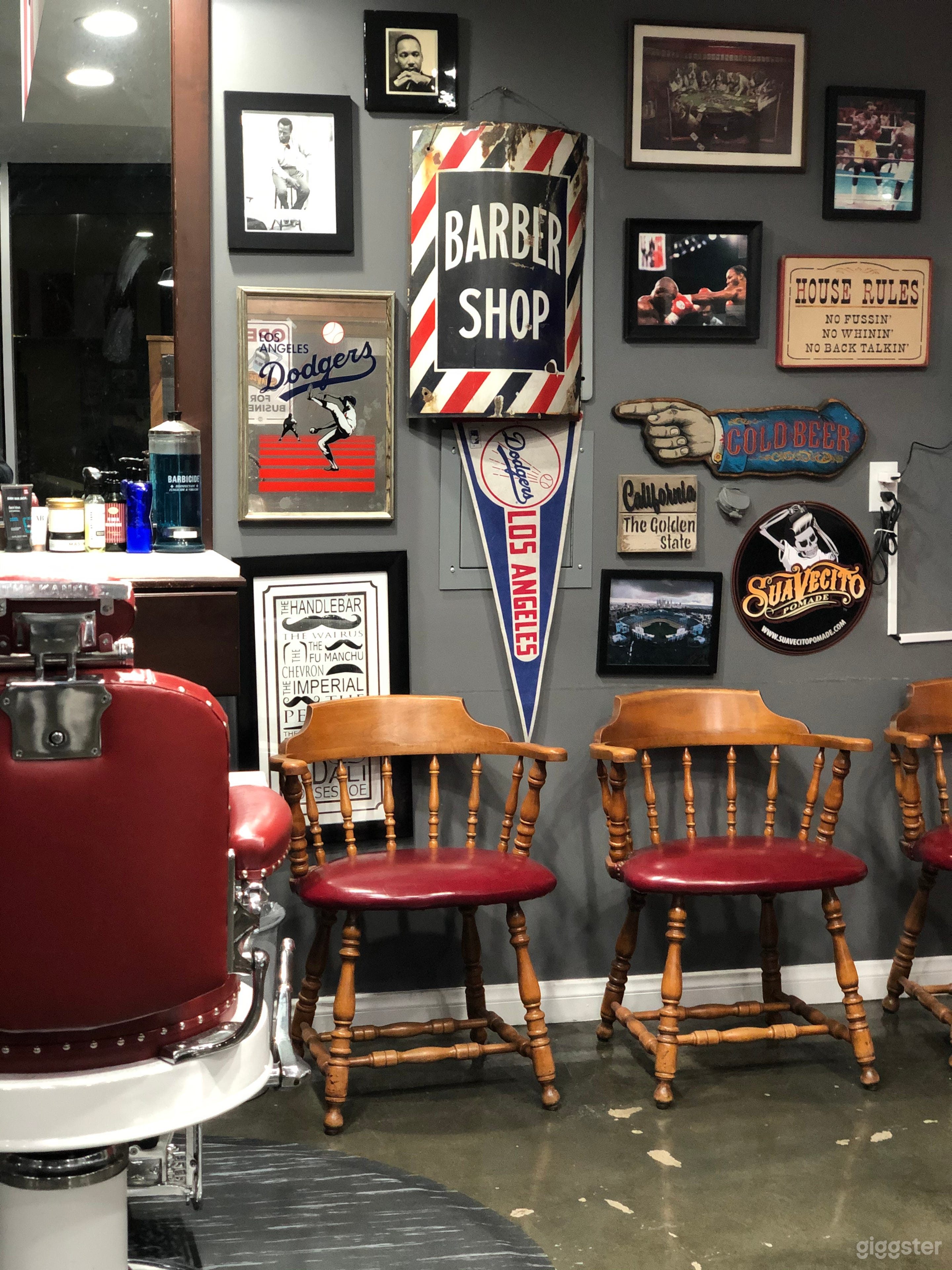 Vintage leather couch 1940s cigar atmosphere Photo 2