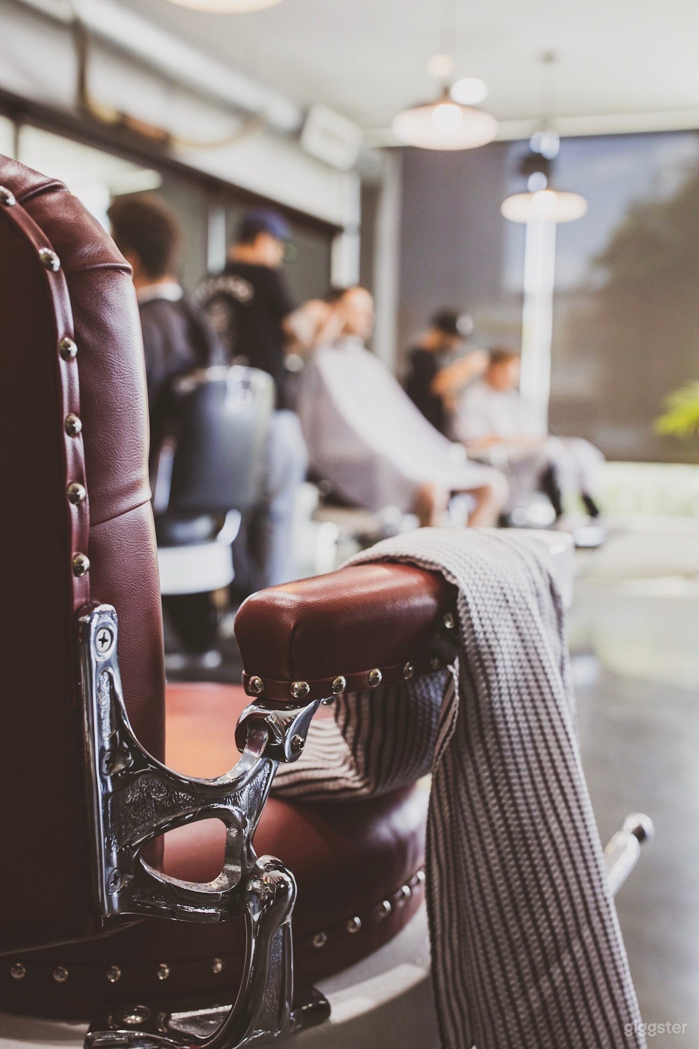 Vintage leather couch 1940s cigar atmosphere Photo 3