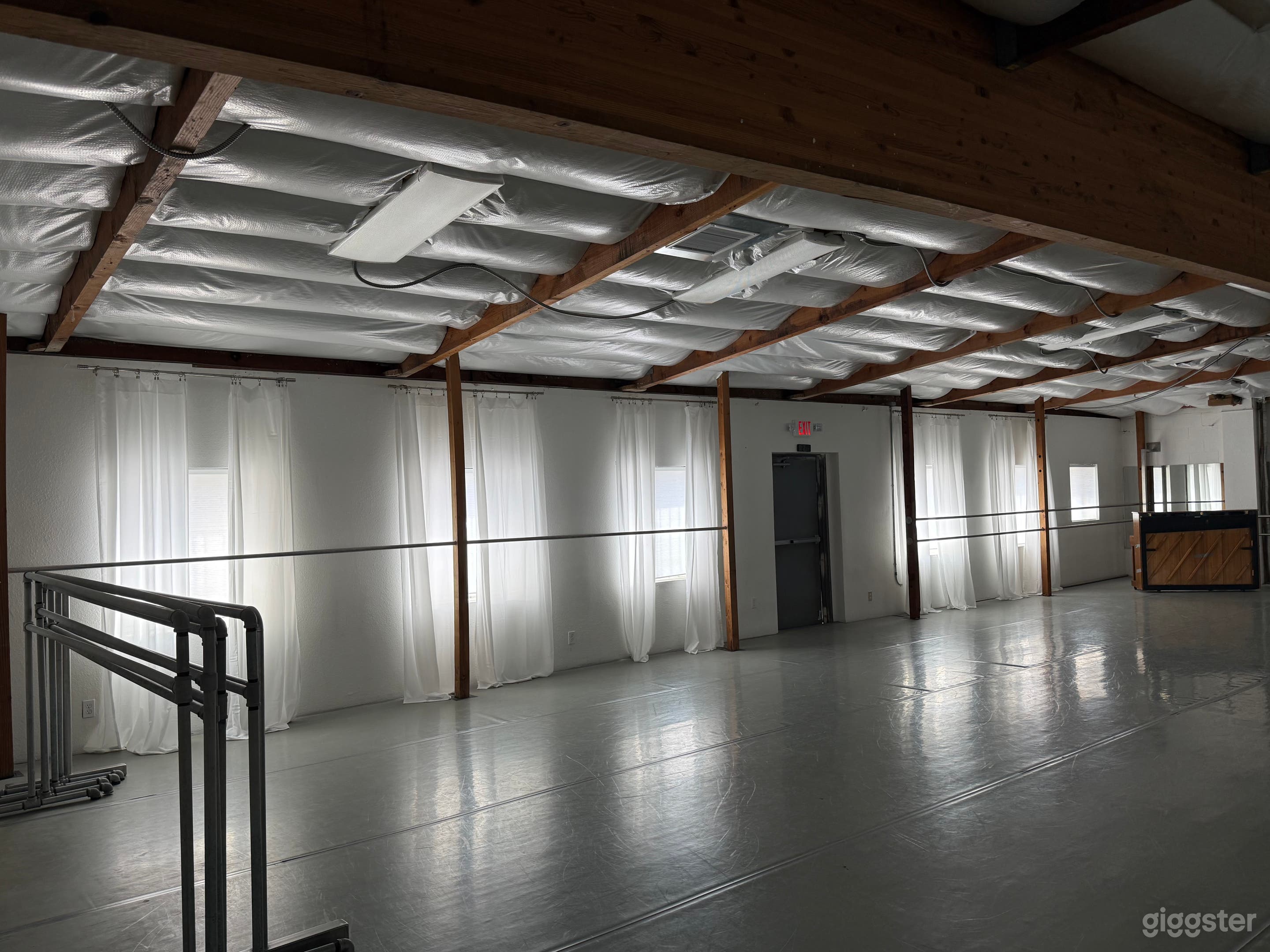 Bright Dance Studio with Mirrors Photo 4