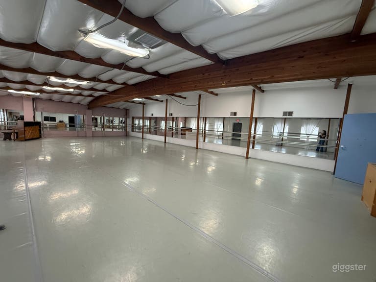  Estudio de Danza Luminoso con Espejos 