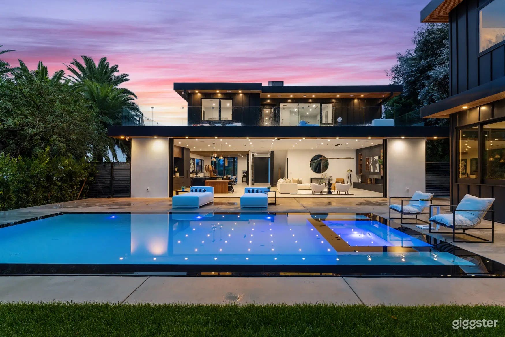 PALM VIEWS &amp; BLACK ACCENTS | OUTDOOR POOL Photo 1