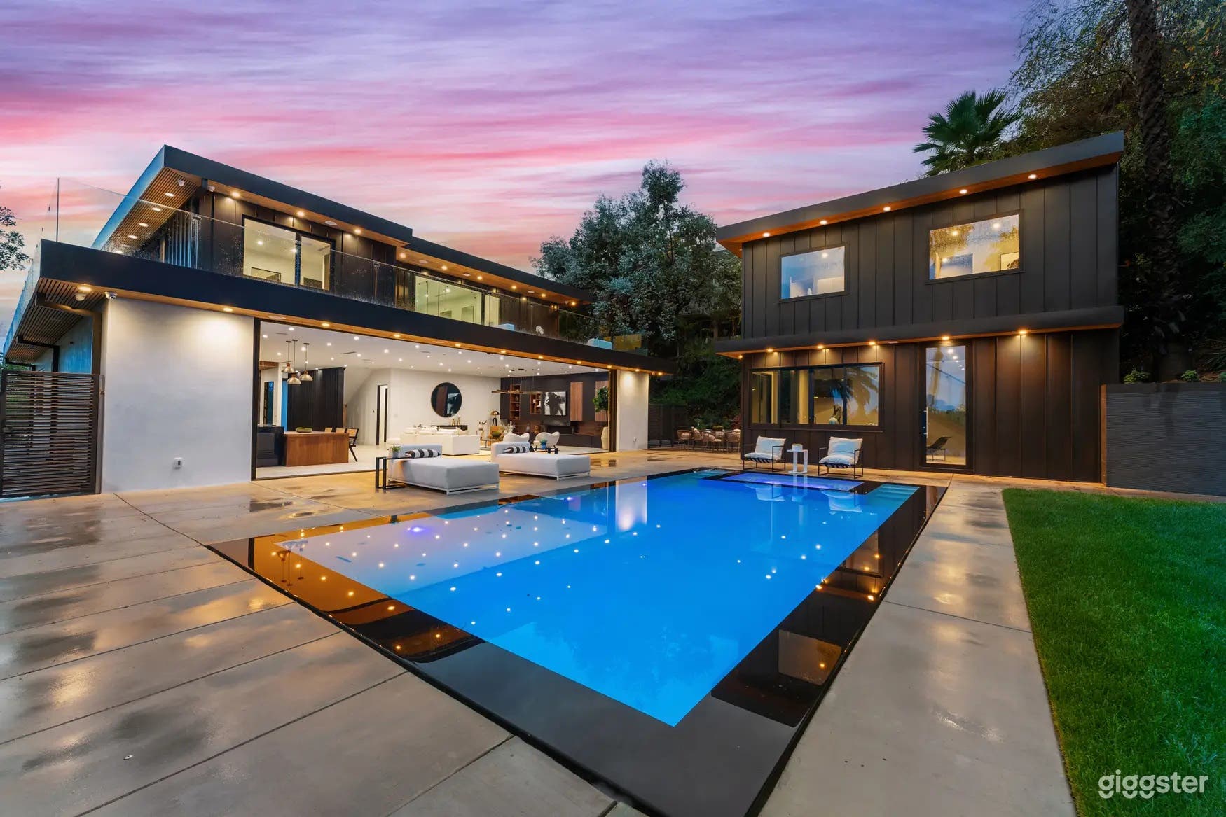 PALM VIEWS &amp; BLACK ACCENTS | OUTDOOR POOL Photo 3