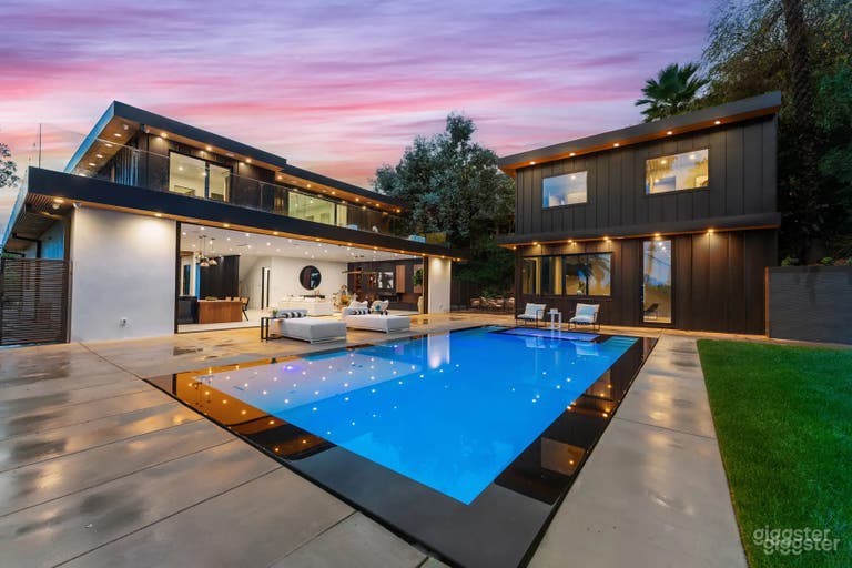  PALM VIEWS & BLACK ACCENTS | OUTDOOR POOL 