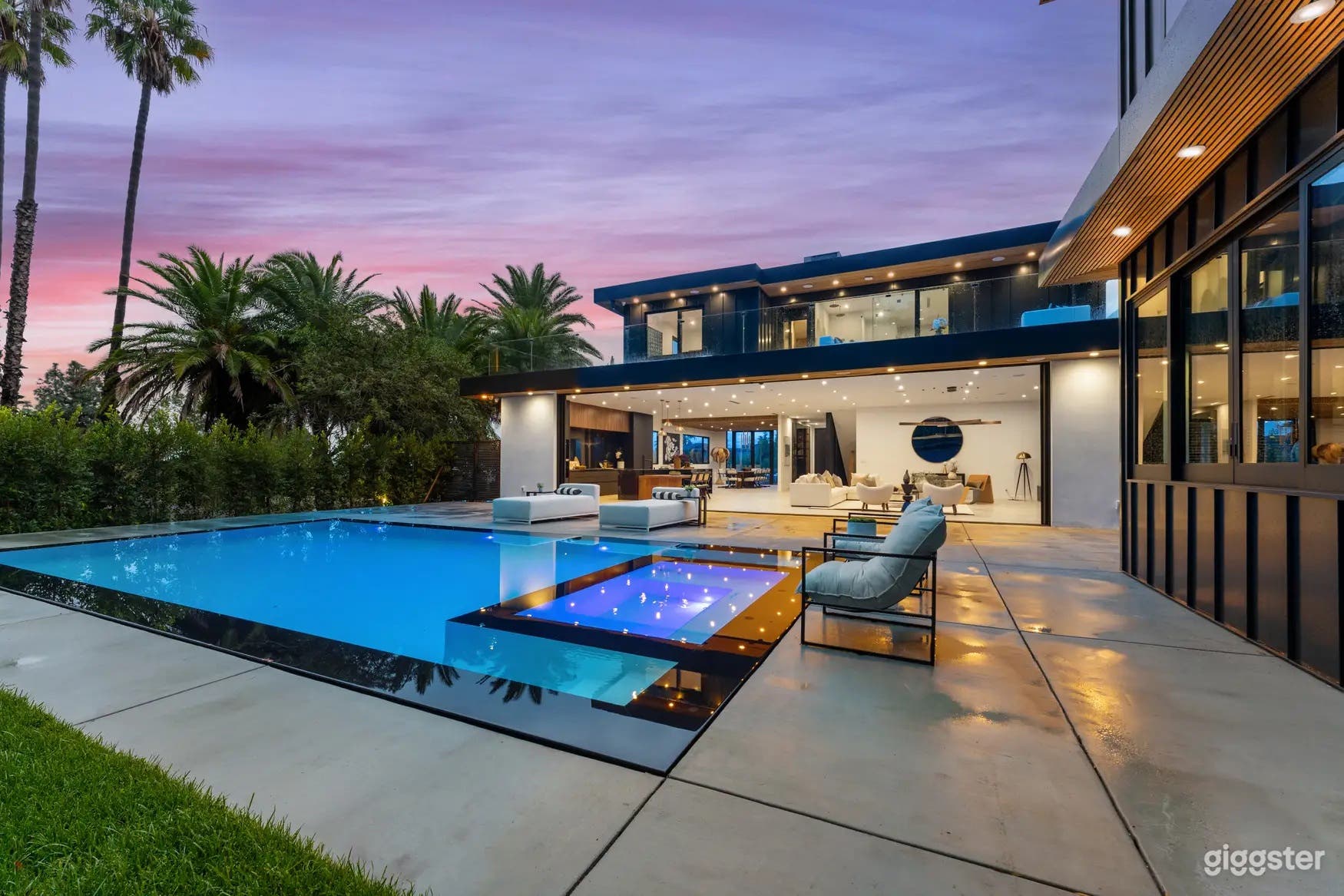 PALM VIEWS &amp; BLACK ACCENTS | OUTDOOR POOL Photo 4