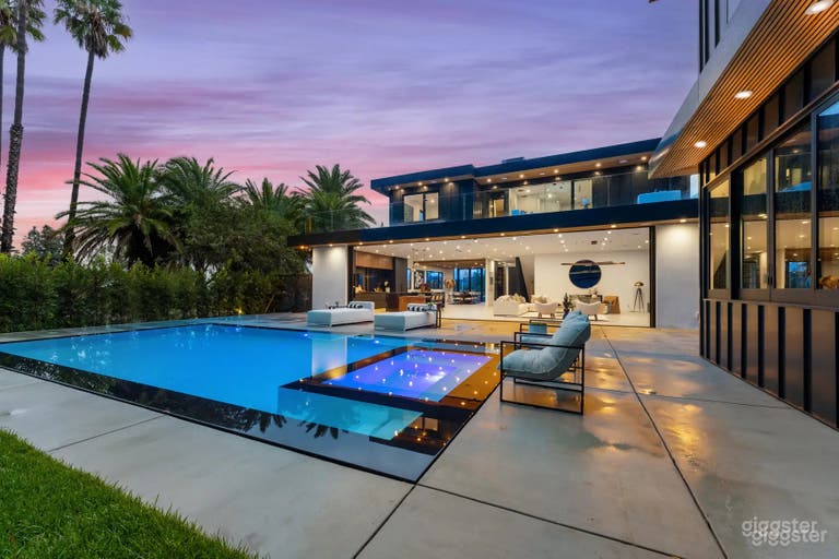  PALM VIEWS & BLACK ACCENTS | OUTDOOR POOL 