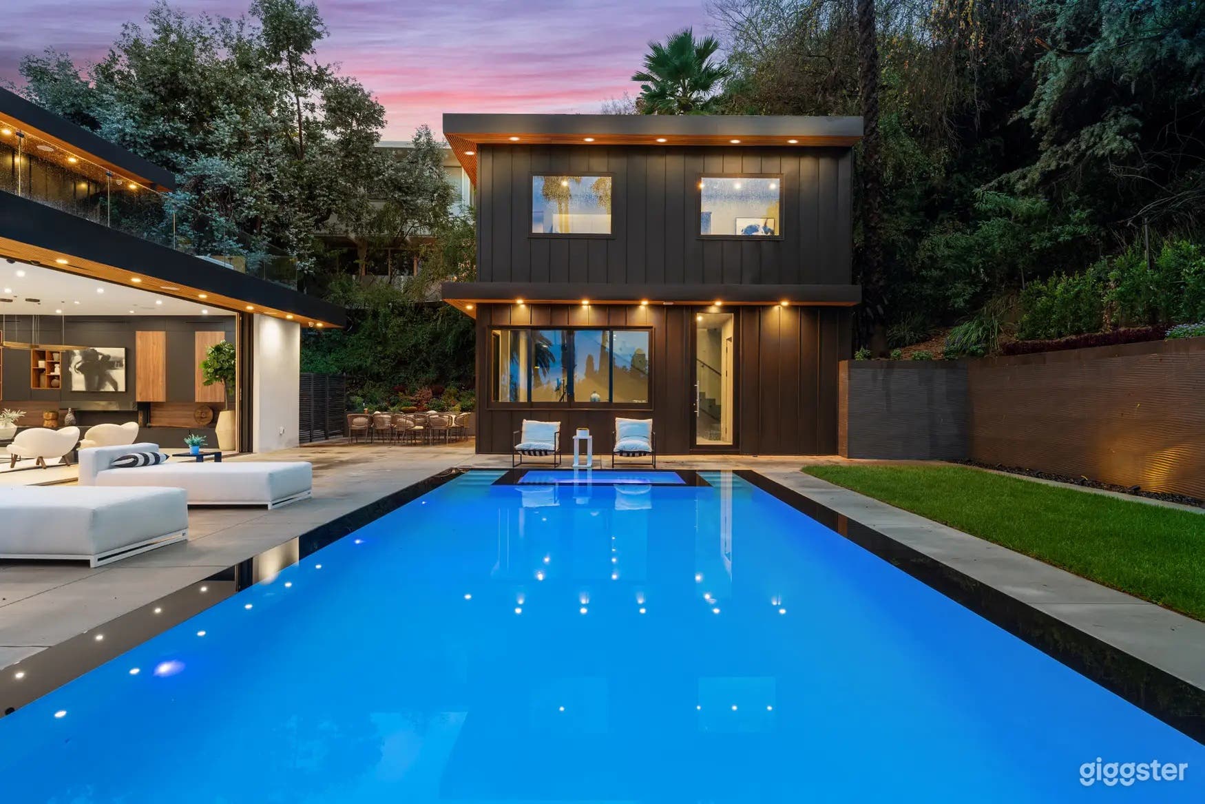 PALM VIEWS &amp; BLACK ACCENTS | OUTDOOR POOL Photo 2