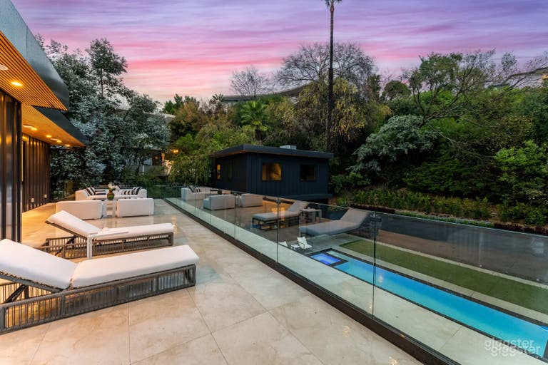  PALM VIEWS & BLACK ACCENTS | OUTDOOR POOL 