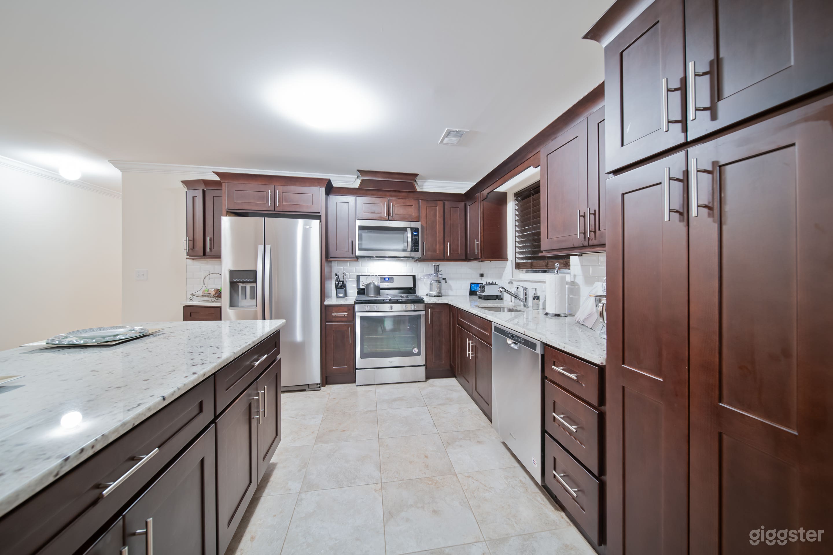 Chicly appointed open floor plan in North Jersey Photo 3