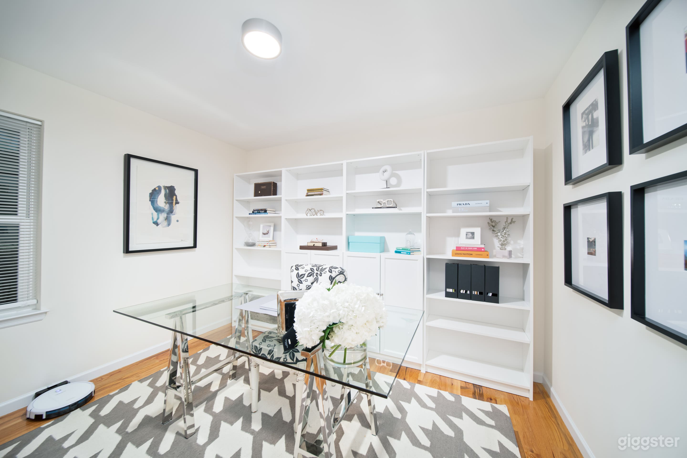 Chicly appointed open floor plan in North Jersey Photo 4