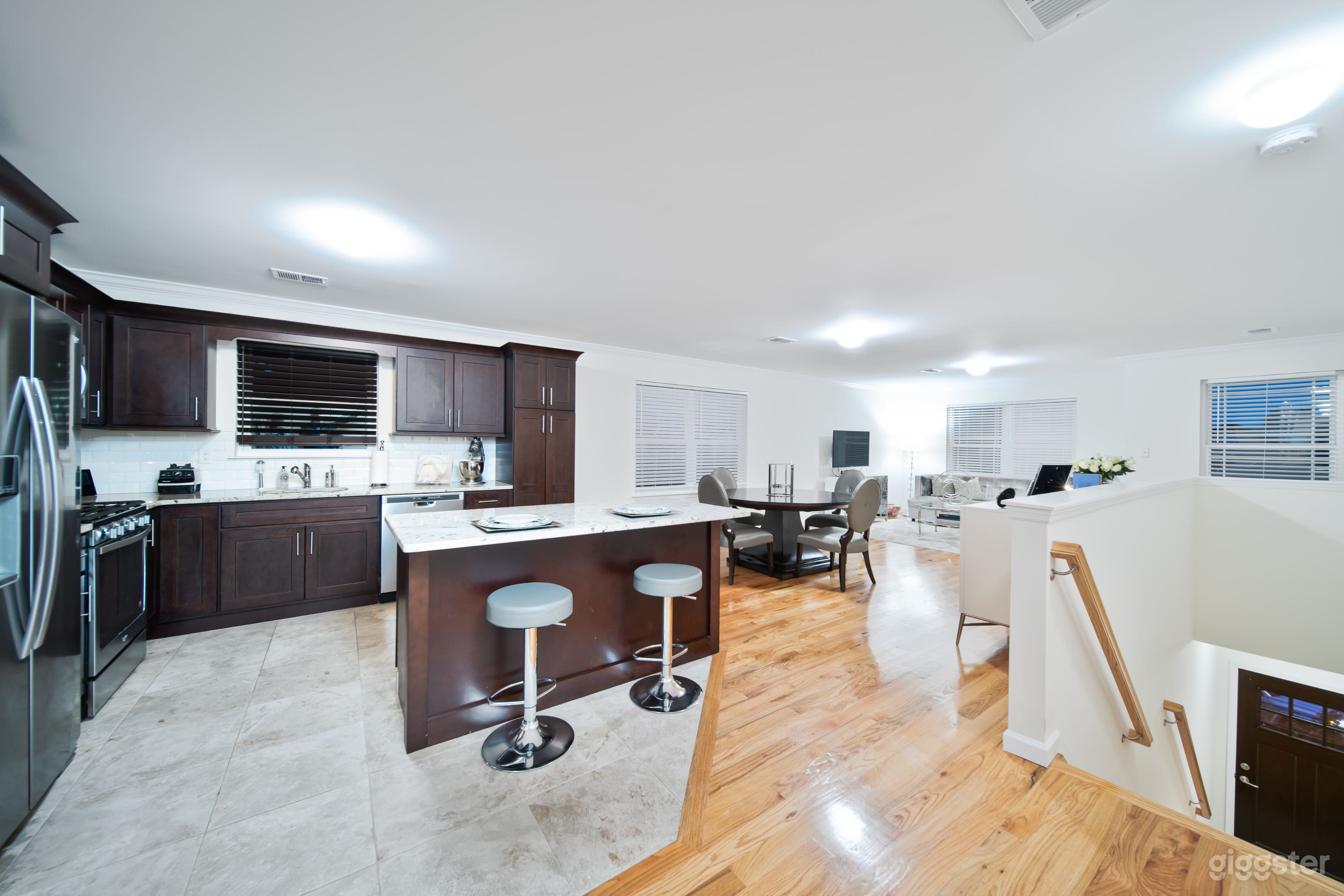 Chicly appointed open floor plan in North Jersey Photo 1