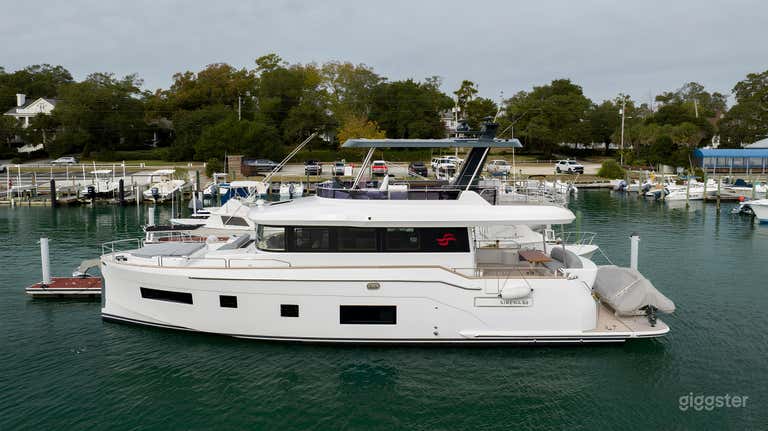  58" Sirena Flybridge Yacht 