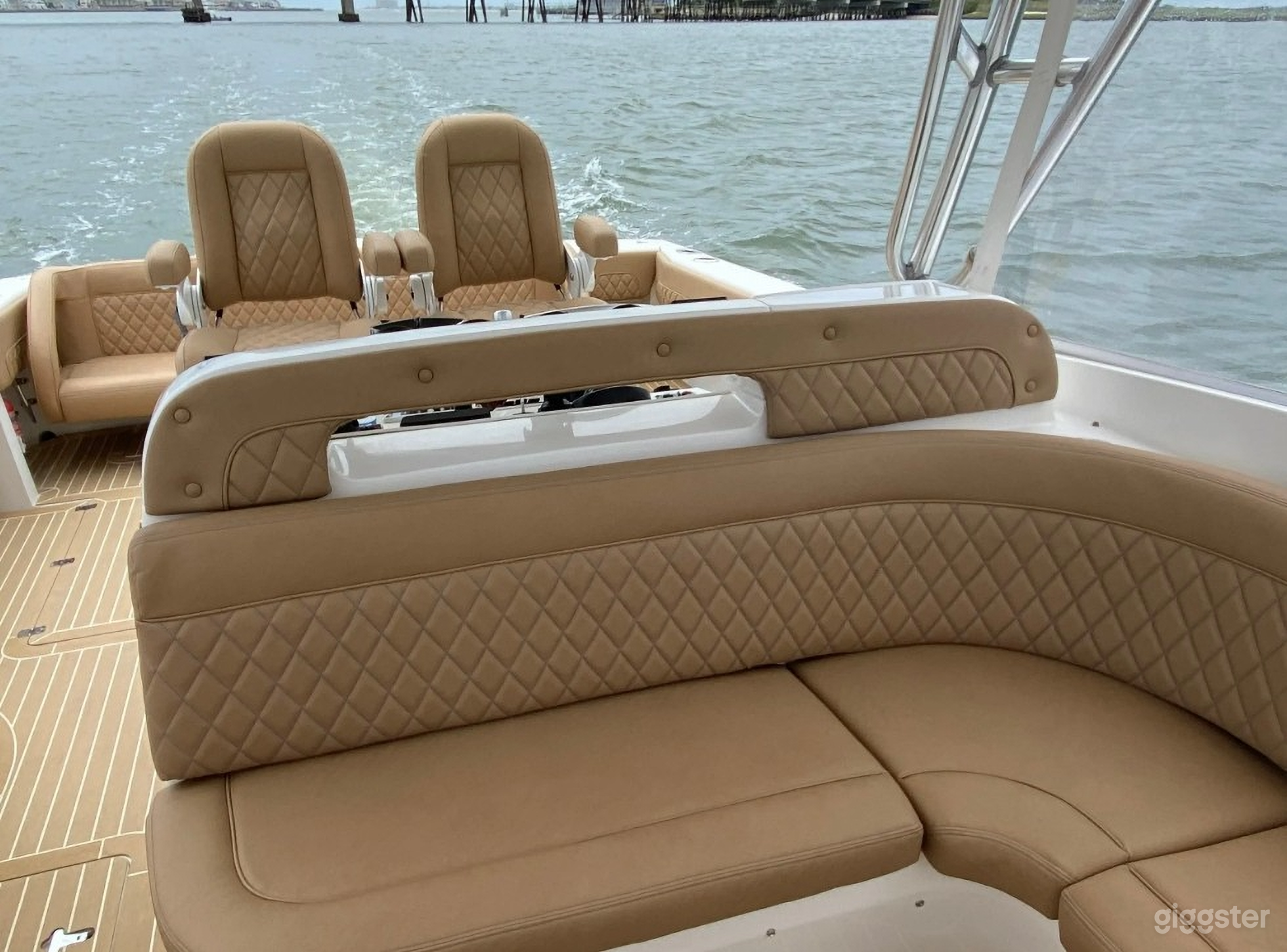Luxurious 40 Foot yacht. Immaculately Clean and Detailed Photo 4