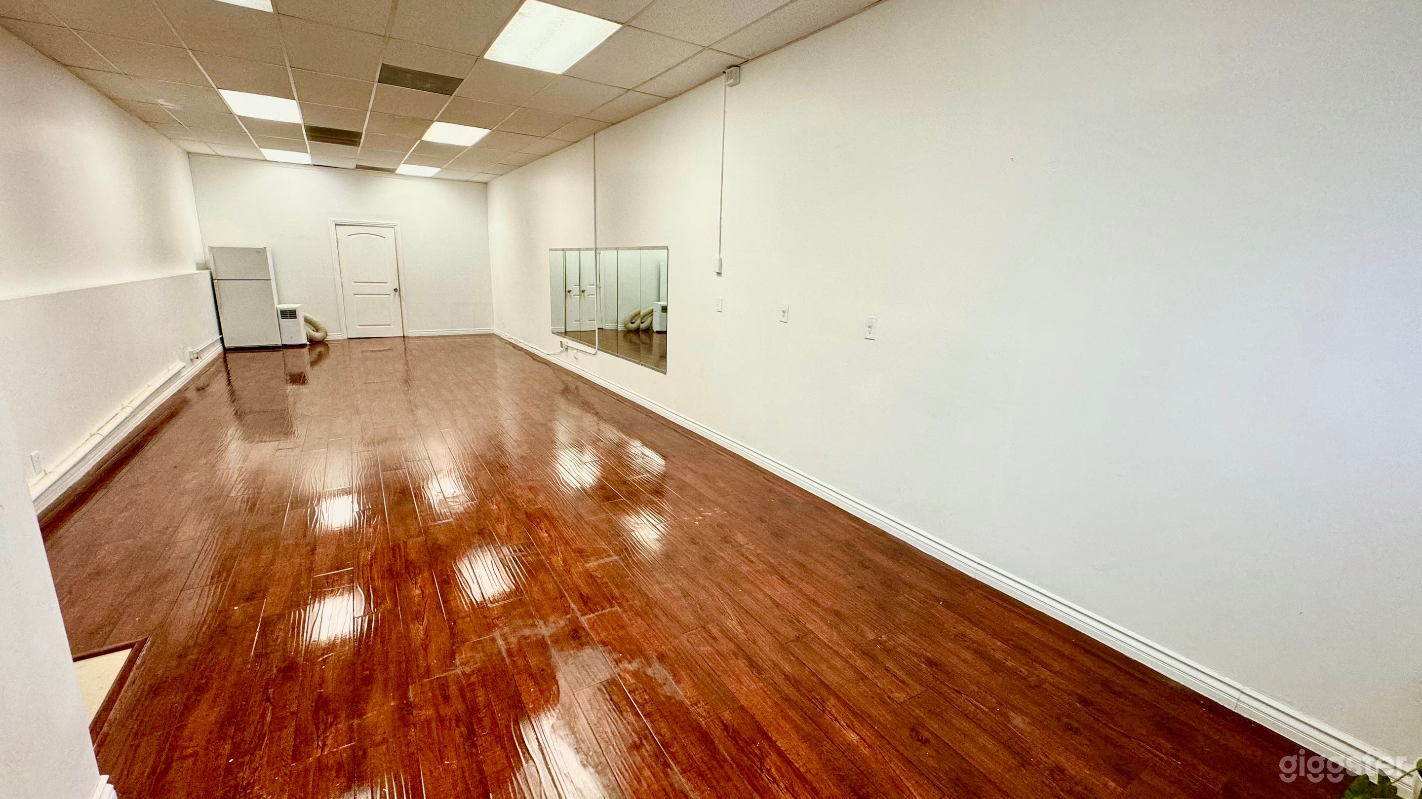 Bright Spacious Private Inglewood Flex Studio Photo 3