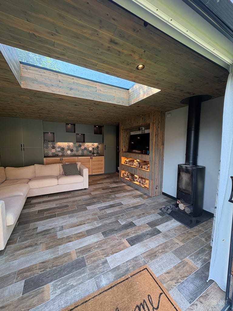  Garden Lodge with Kitchenette & Media Wall 