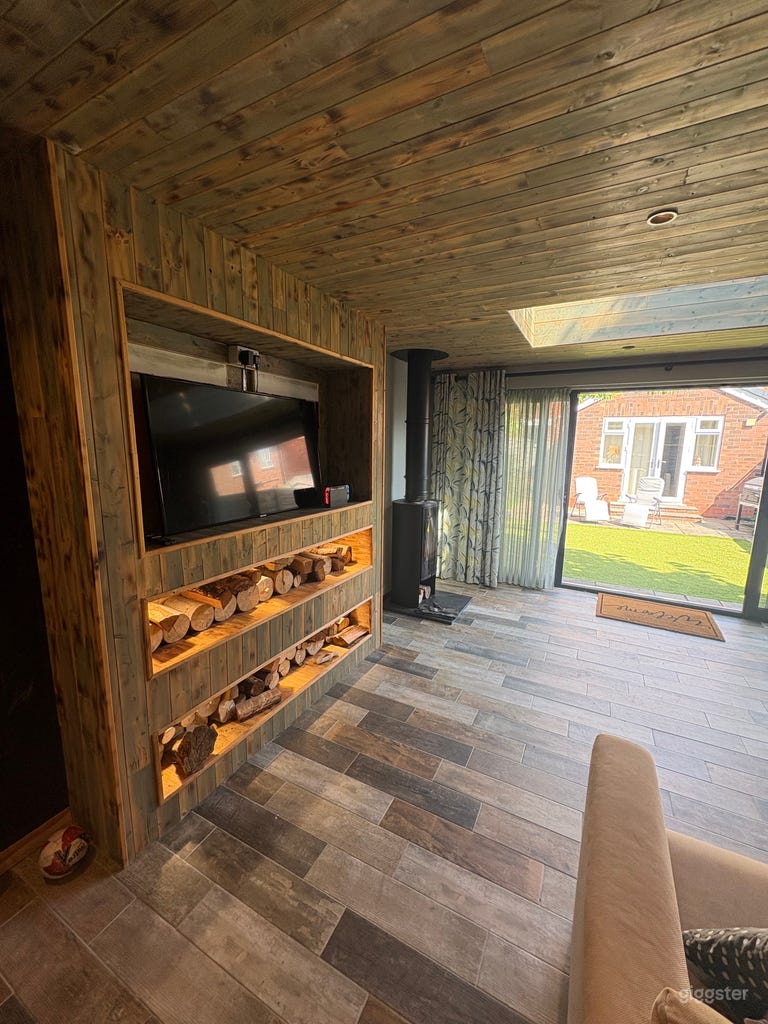  Garden Lodge with Kitchenette & Media Wall 