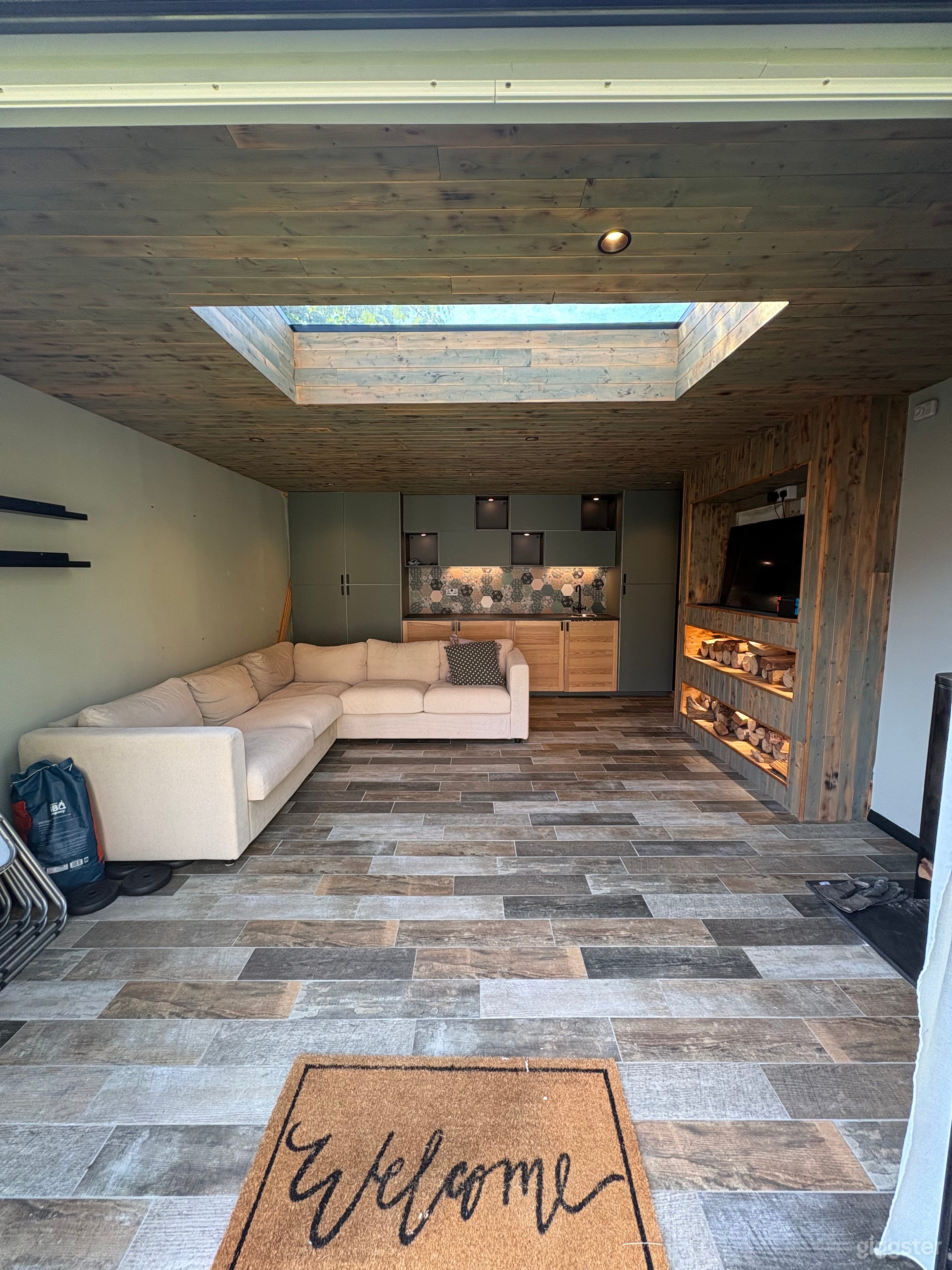 Garden Lodge with Kitchenette & Media Wall Photo 3