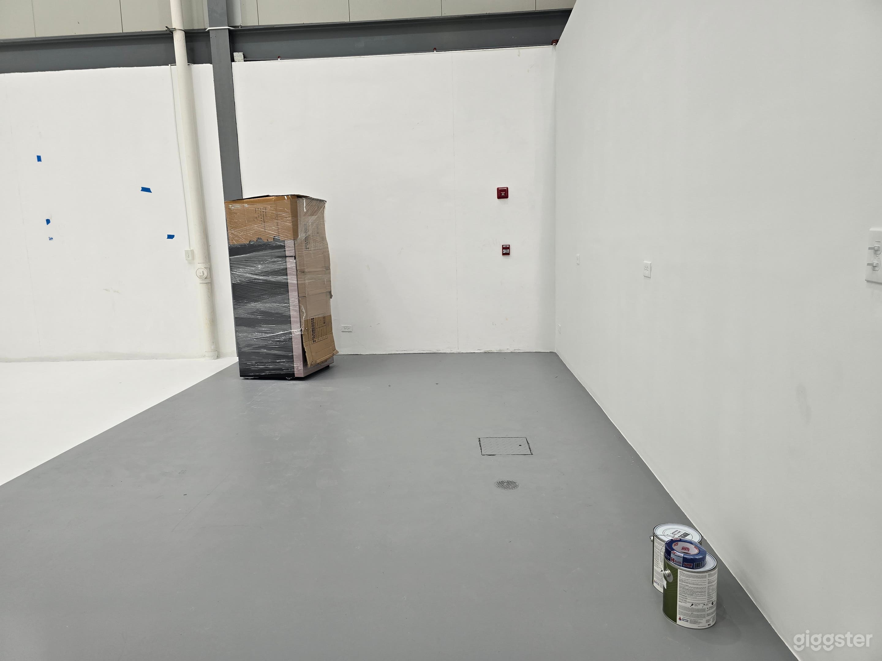 MAKE-UP AND KITCHENETTE