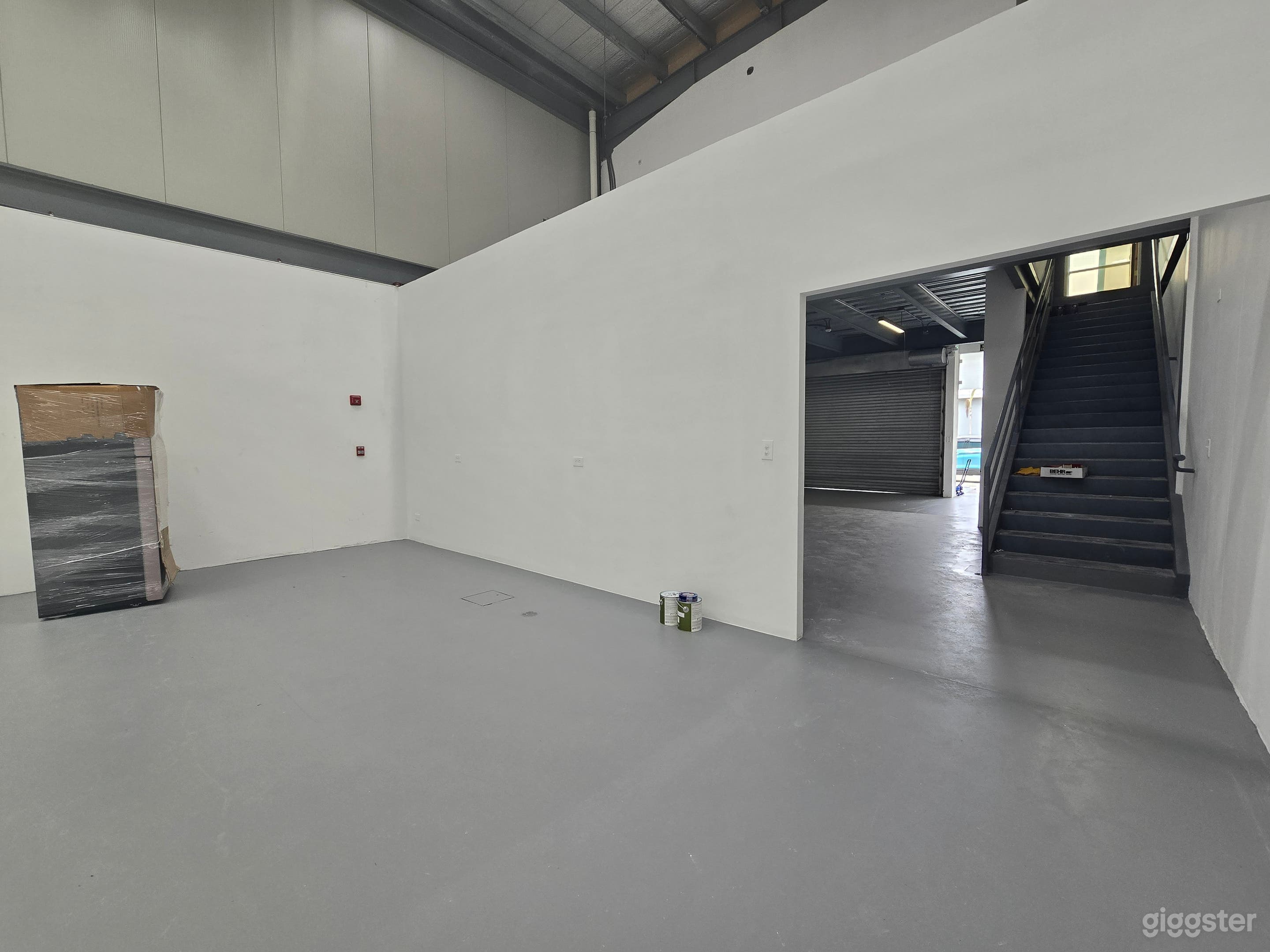 MAKE-UP AND KITCHENETTE