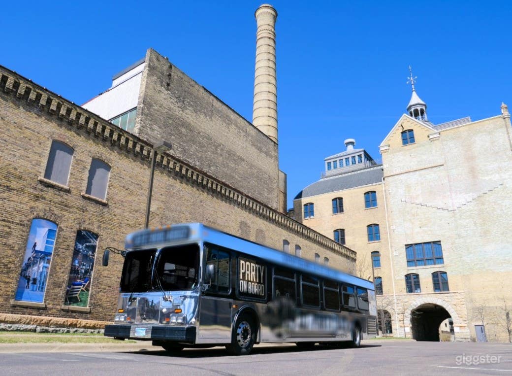 VIP Party Bus "Platinum" in Minneapolis Photo 1