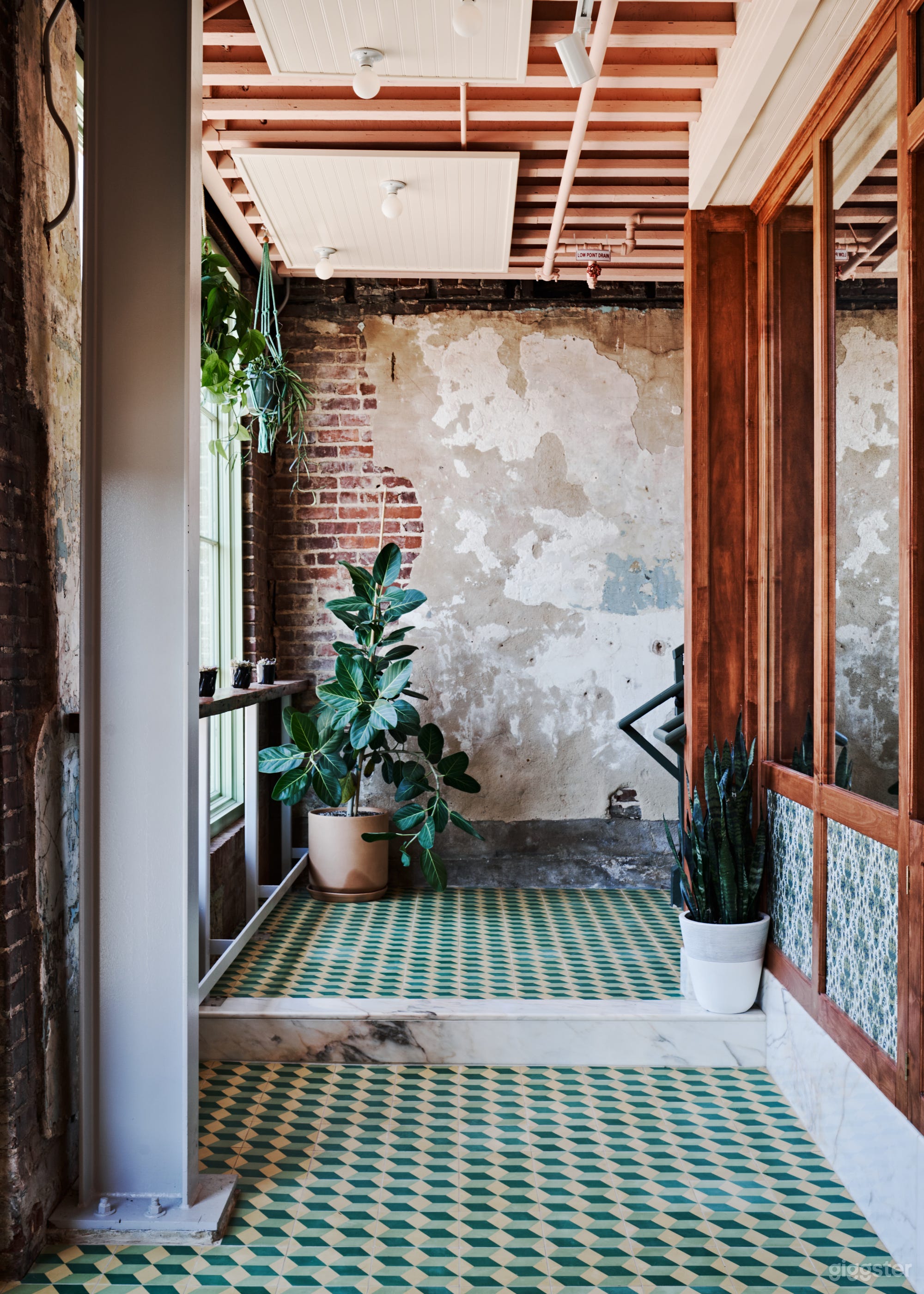 Elegant &amp; Polished Brewery Bar Photo 4