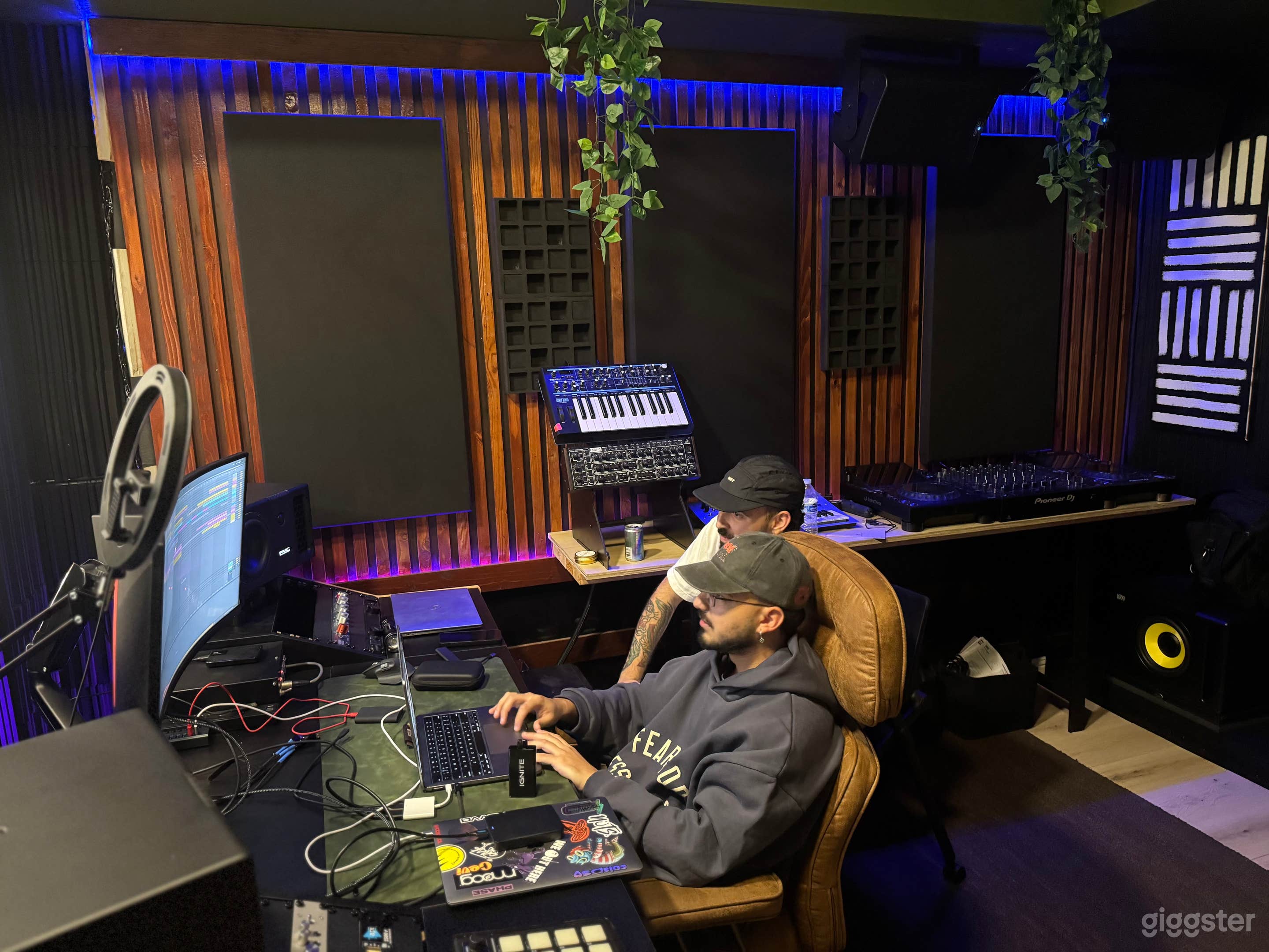 Momentos Studio: 1-Stop Shop for All Things Music Production Photo 3