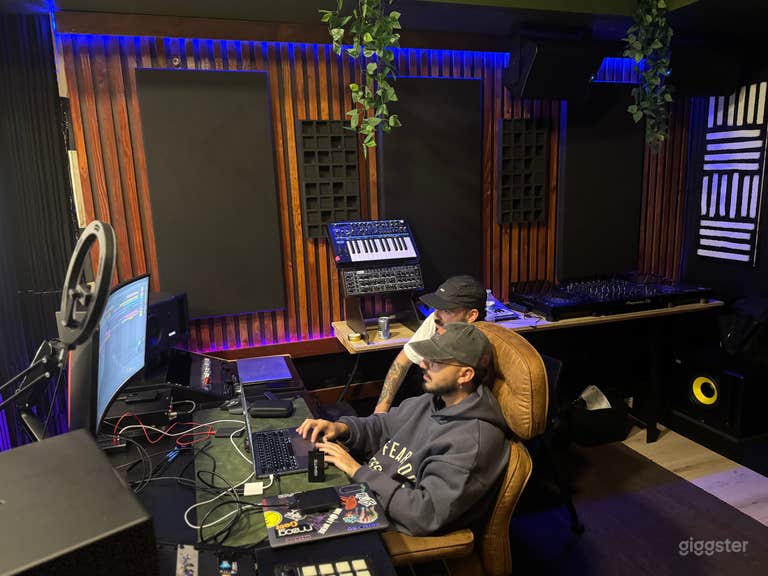  Momentos Studio: 1-Stop Shop for All Things Music Production 