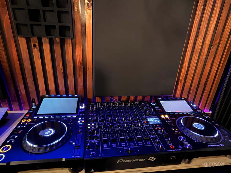  Momentos Studio: 1-Stop Shop for All Things Music Production 