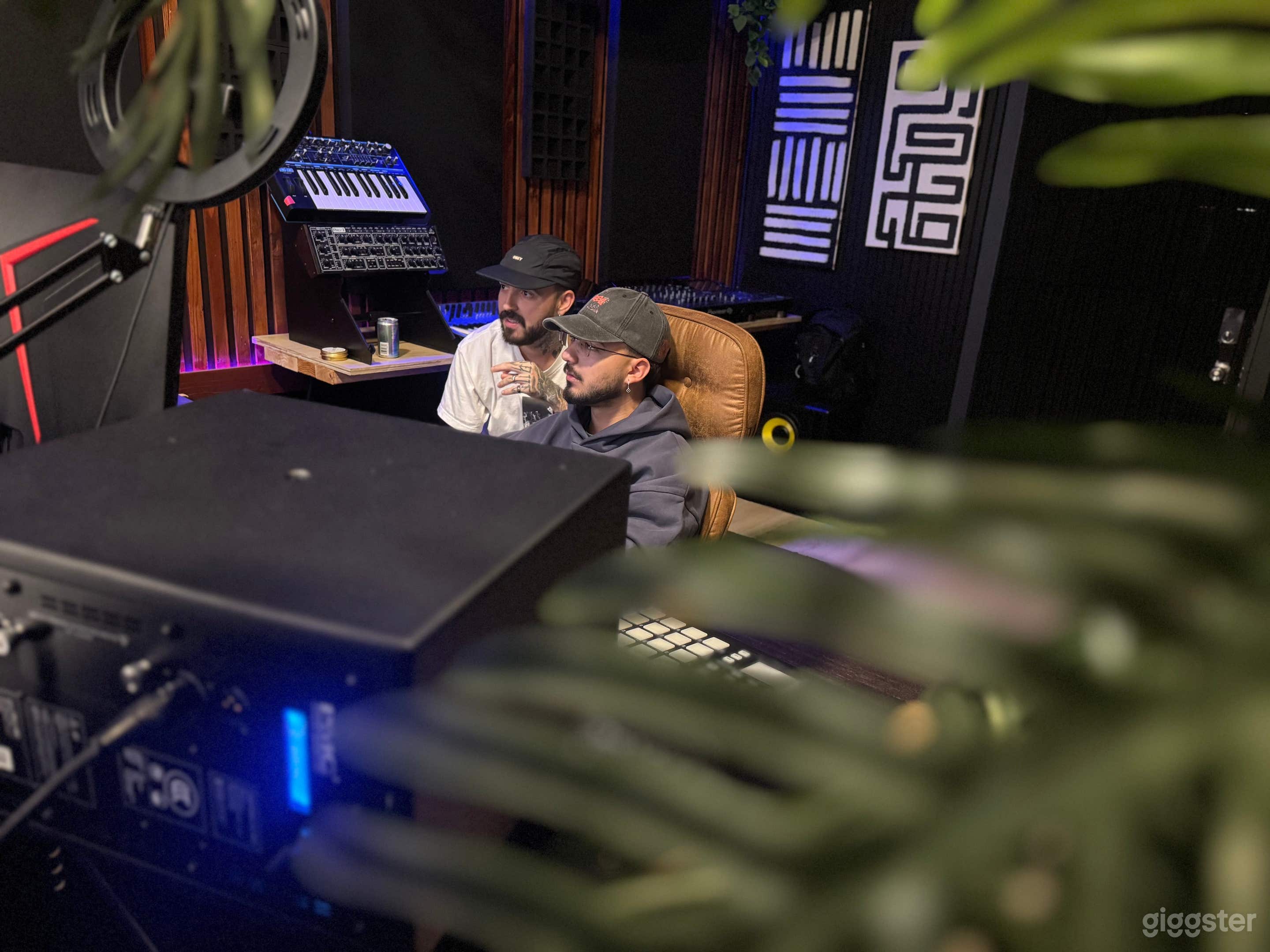 Momentos Studio: 1-Stop Shop for All Things Music Production Photo 4