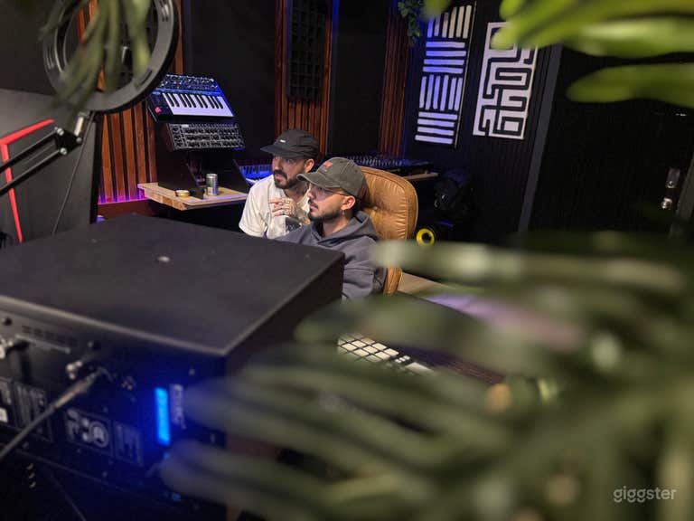  Momentos Studio: 1-Stop Shop for All Things Music Production 