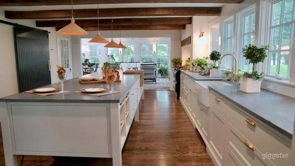 Elegant Equestrian Horse Farm House Photo 3