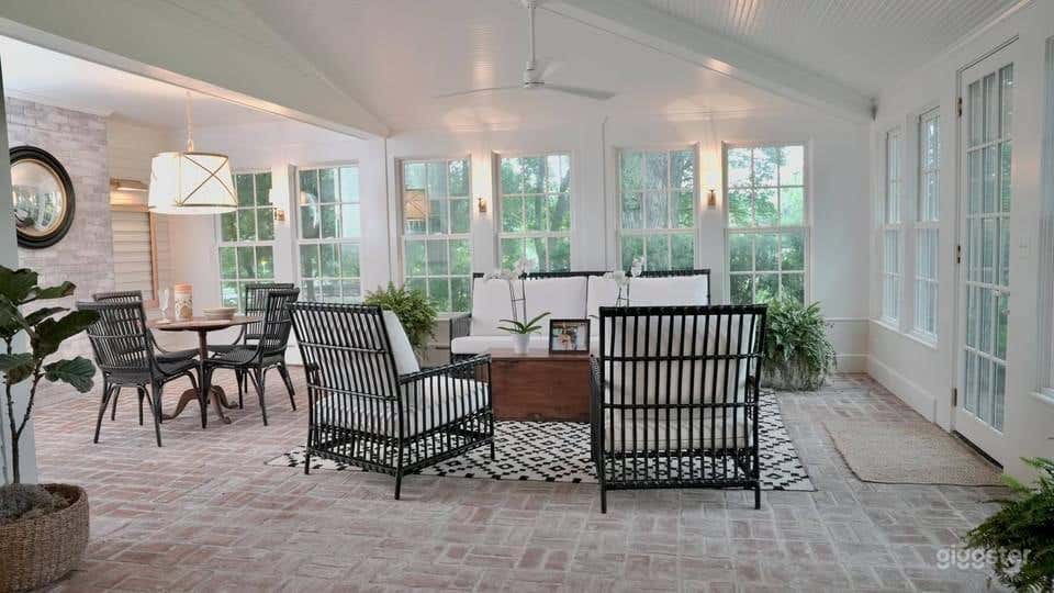 Elegant Equestrian Horse Farm House Photo 4