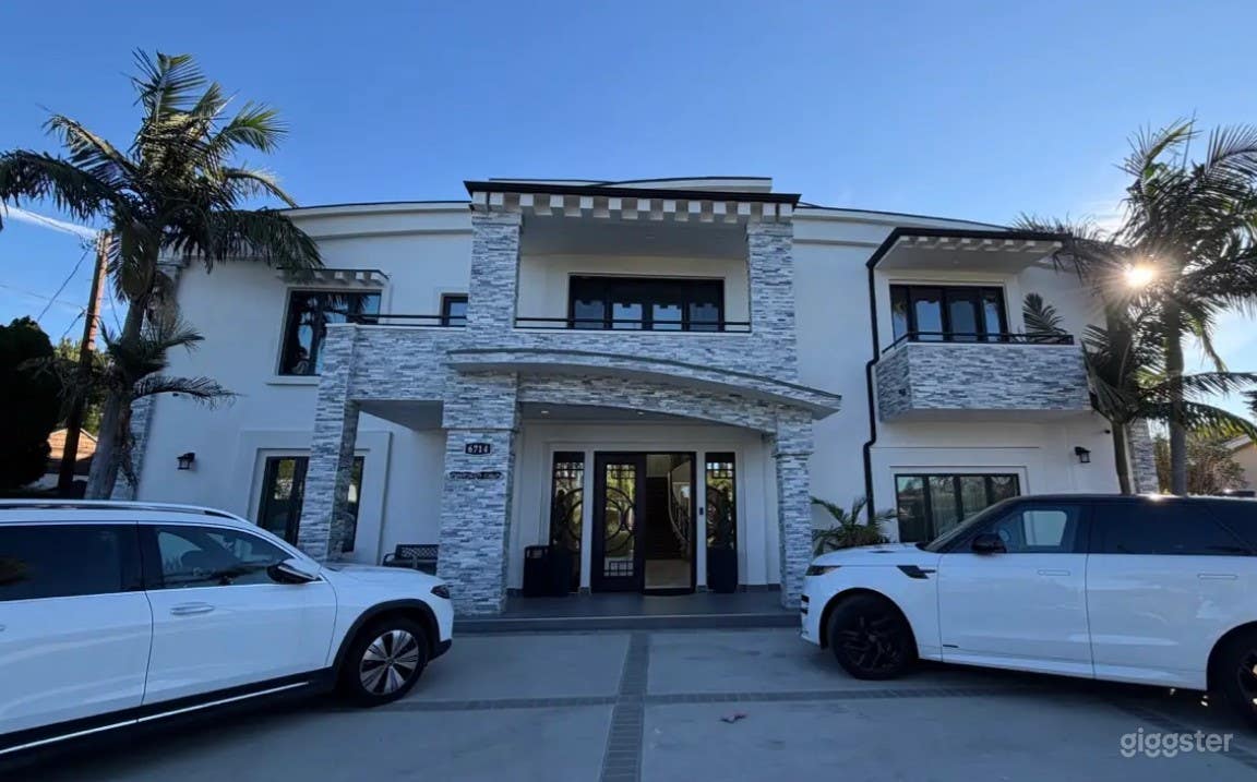 Breathtaking Modern Estate Photo 1