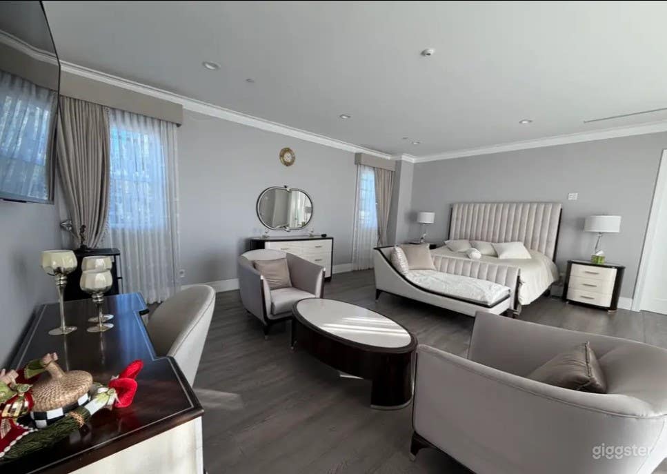 Breathtaking Modern Estate Photo 2