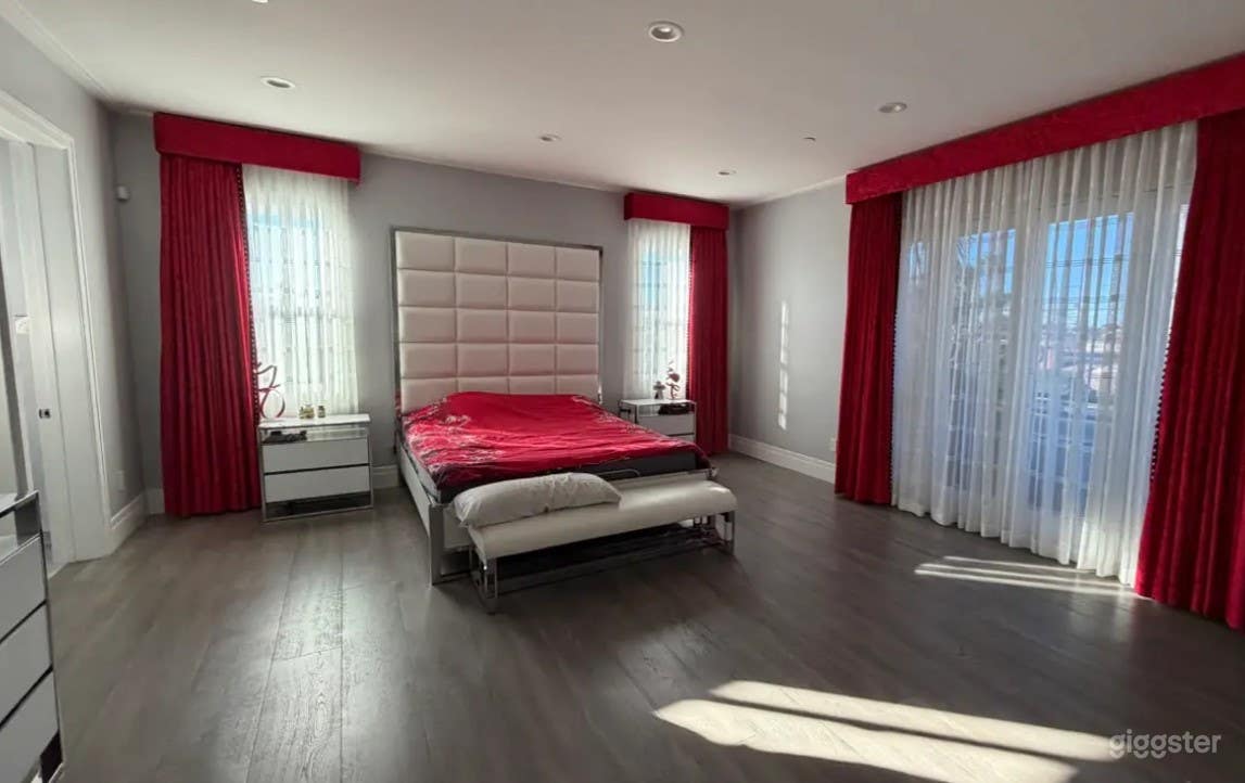 Breathtaking Modern Estate Photo 4