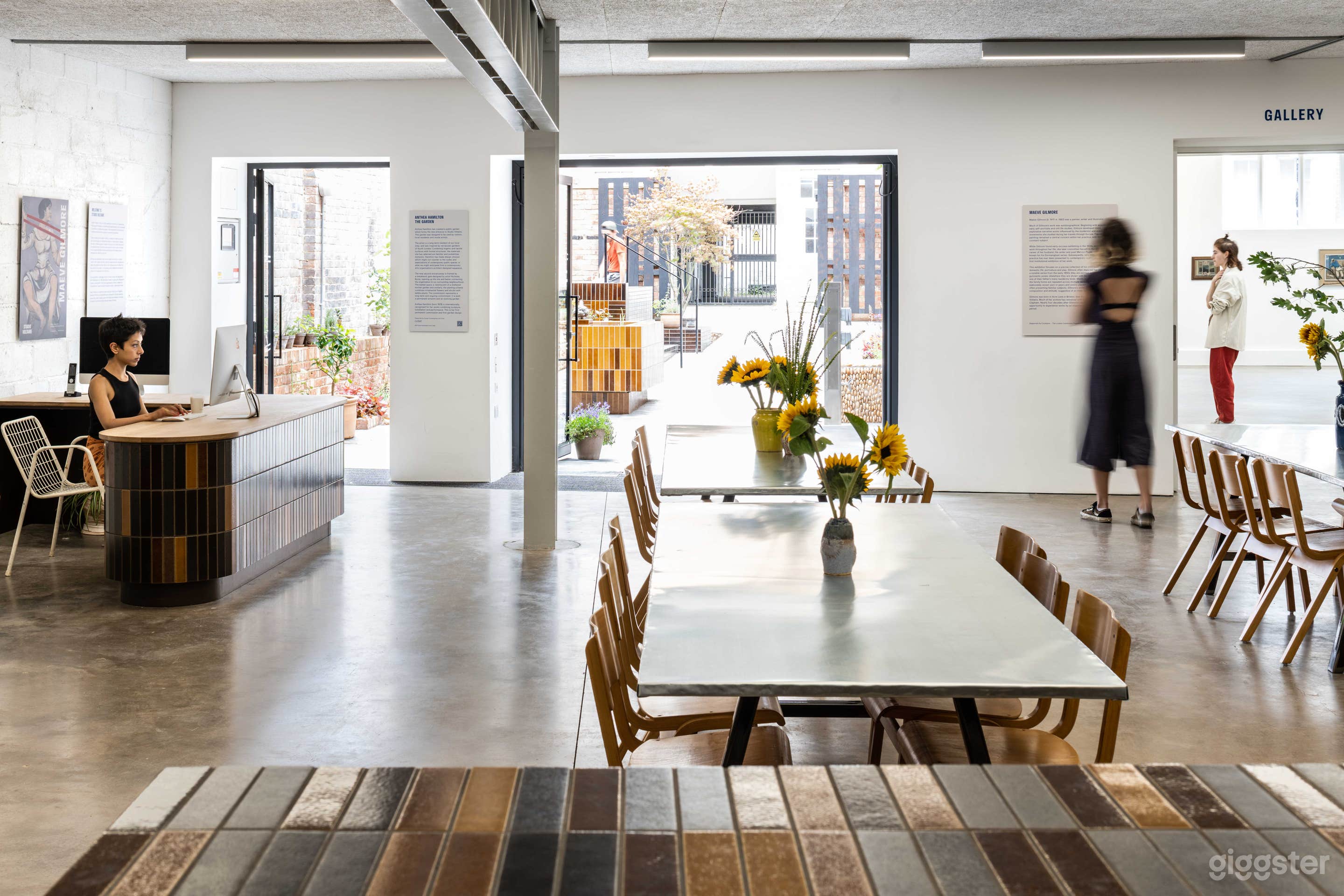 Entrance/cafe/restaurant