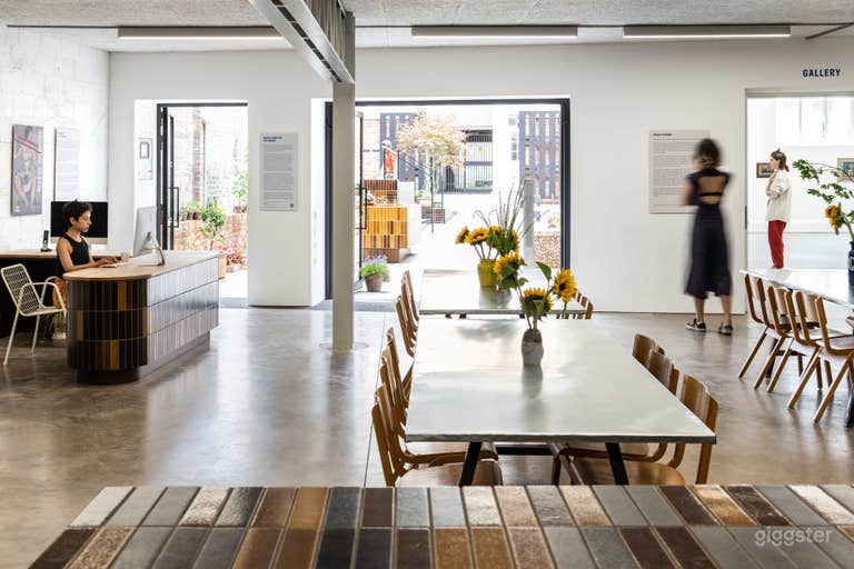  Entrance/cafe/restaurant 