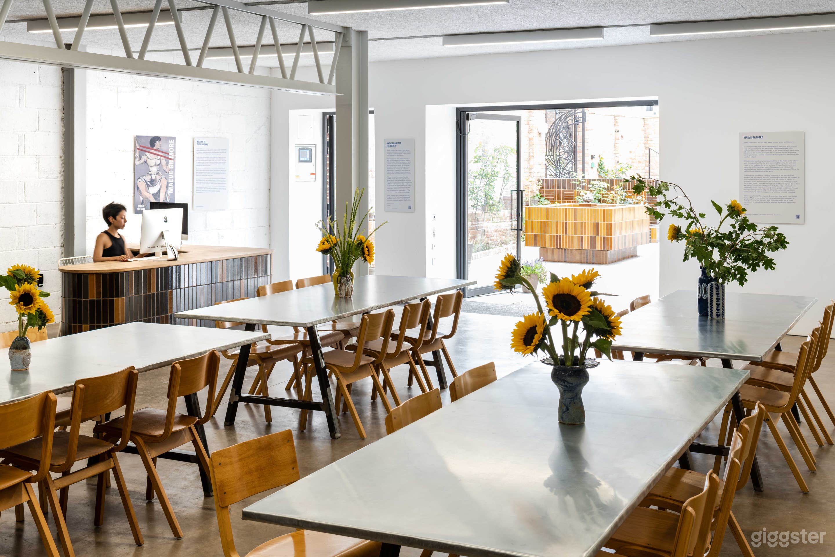 Entrance/cafe/restaurant