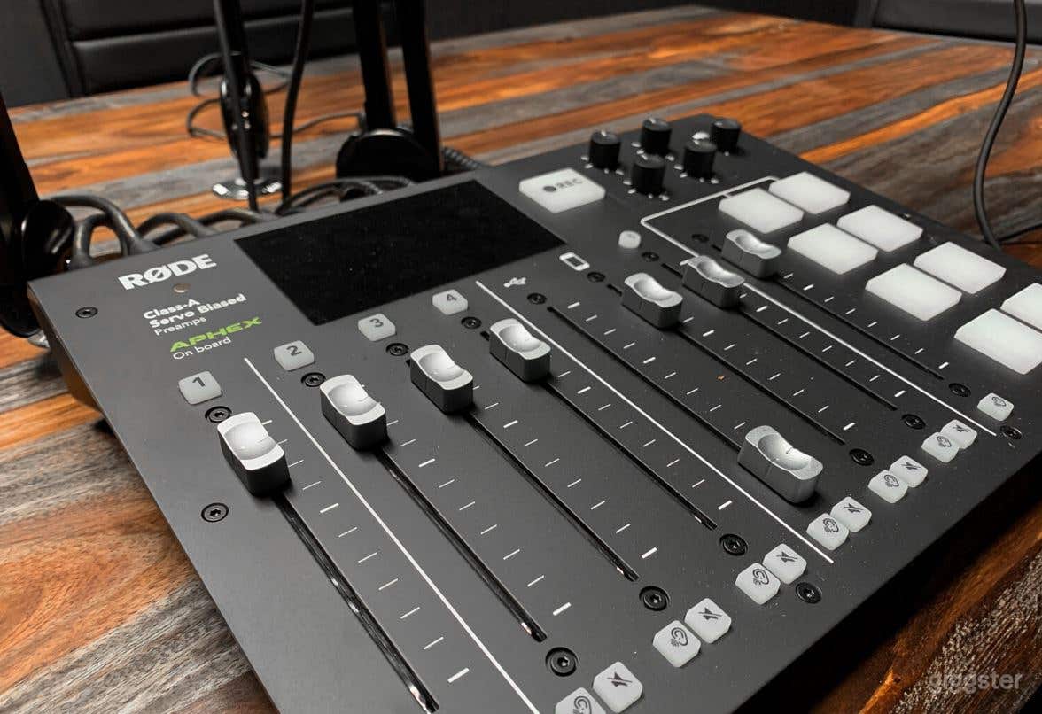 Large Podcast A in Brooklyn Photo 4