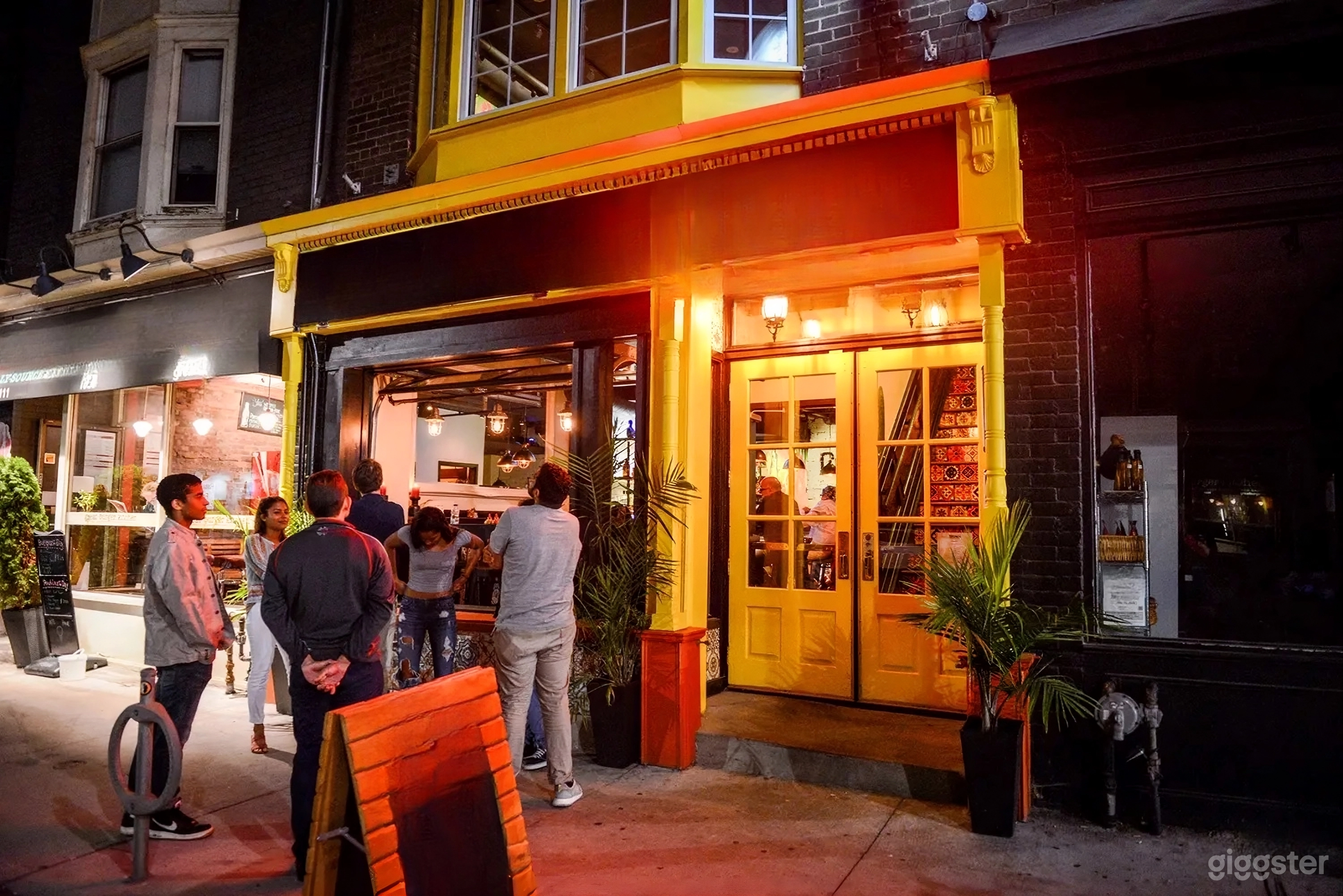 Trendy and vibrant space in Toronto Photo 4