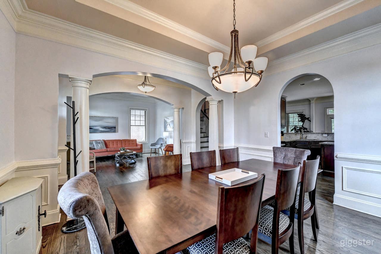 Newly Renovated Stunning Home Photo 4