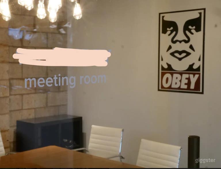  Espace de réunion moderne pour sessions productives 