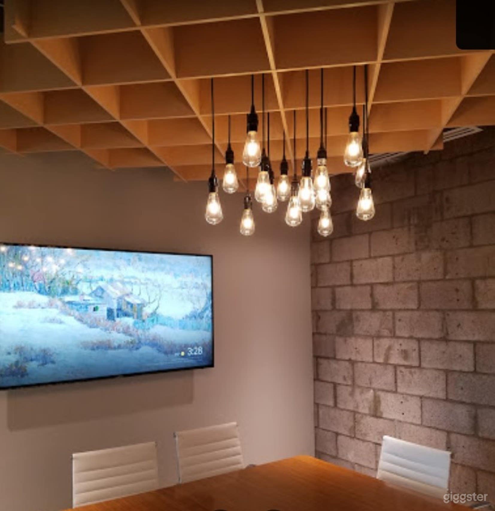 Modern Meeting Space for Productive Sessions Photo 3