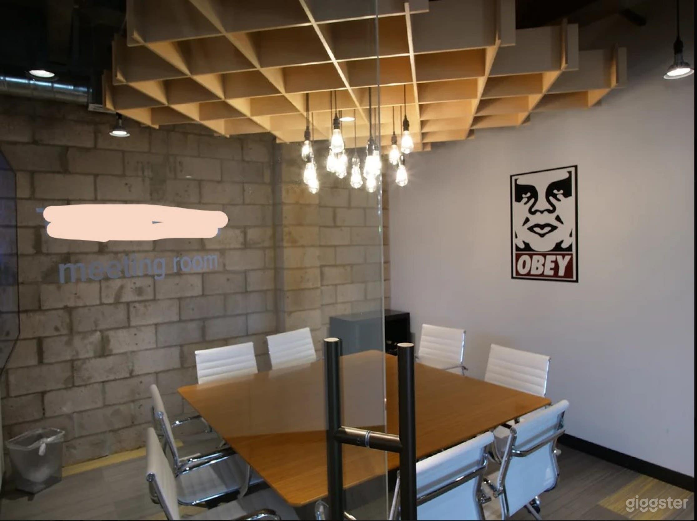 Modern Meeting Space for Productive Sessions Photo 4