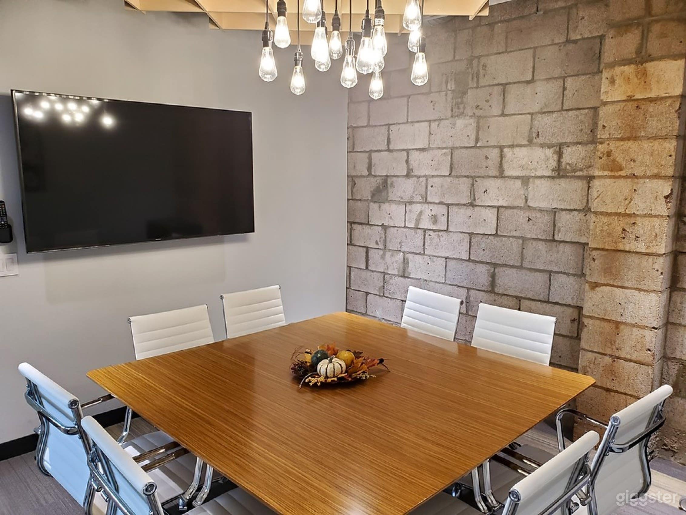 Modern Meeting Space for Productive Sessions Photo 1