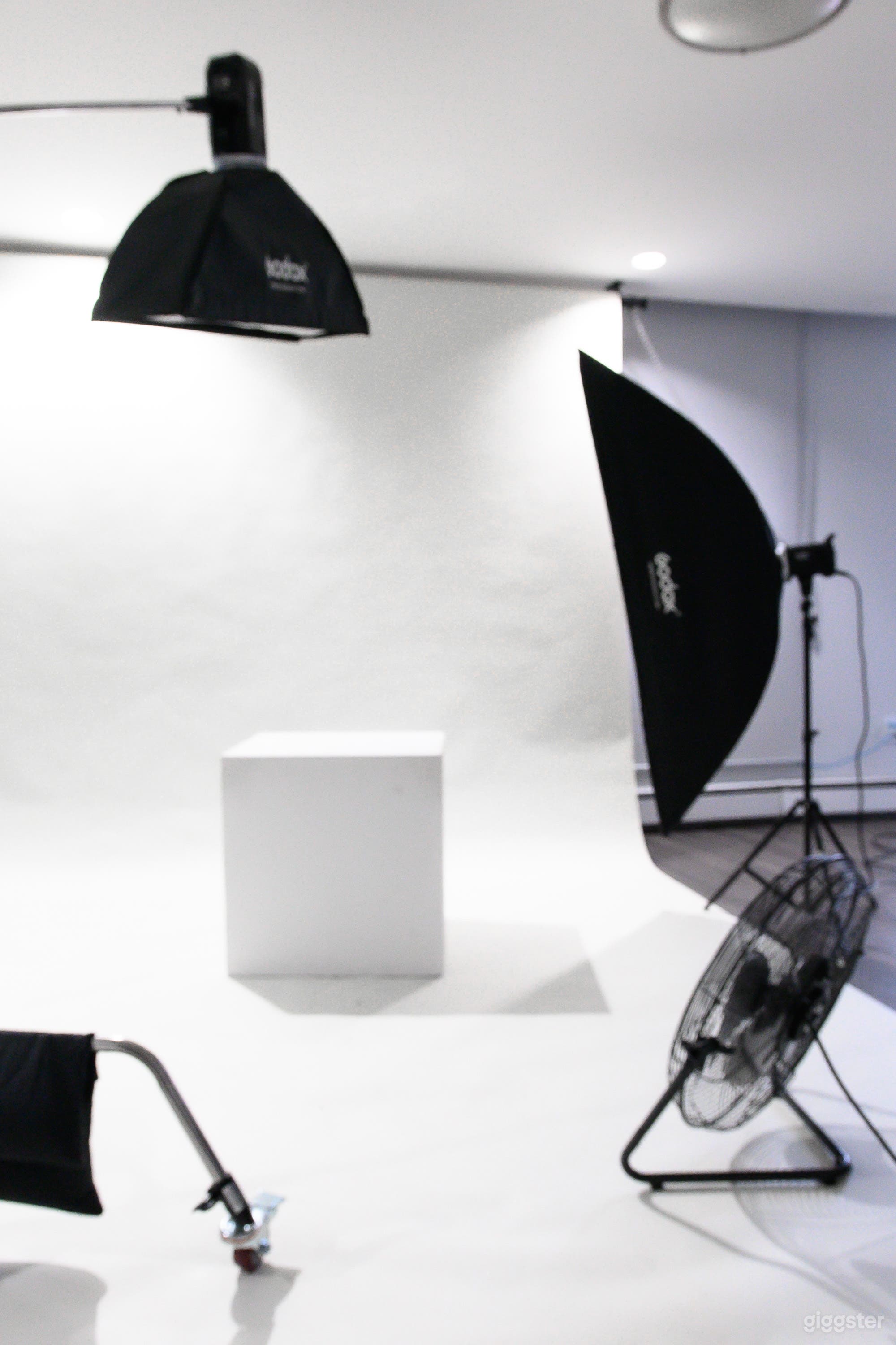 Bright Spacious Creative Space in North Vancouver Photo 3