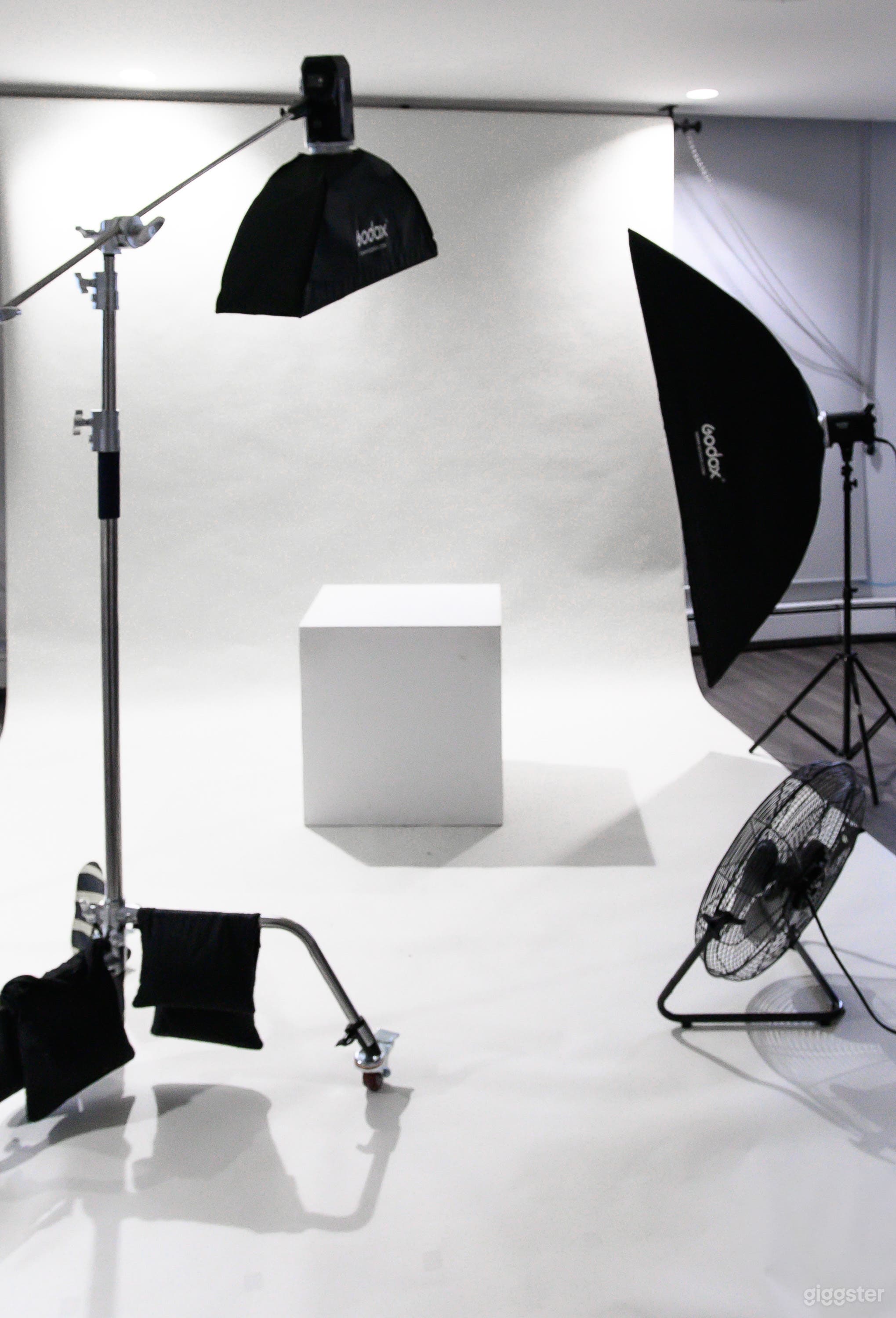 Bright Spacious Creative Space in North Vancouver Photo 2